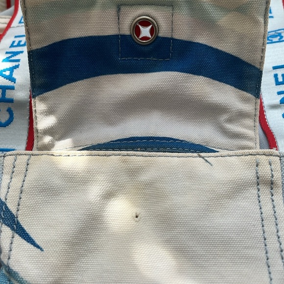 CHANEL Large Tote Bag - Picture 4 of 16